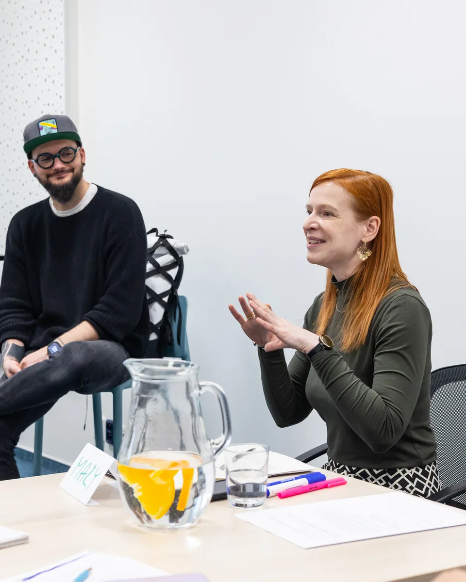 Adrian Raven a Marie Součková v diskusi s účastníky workshopu.