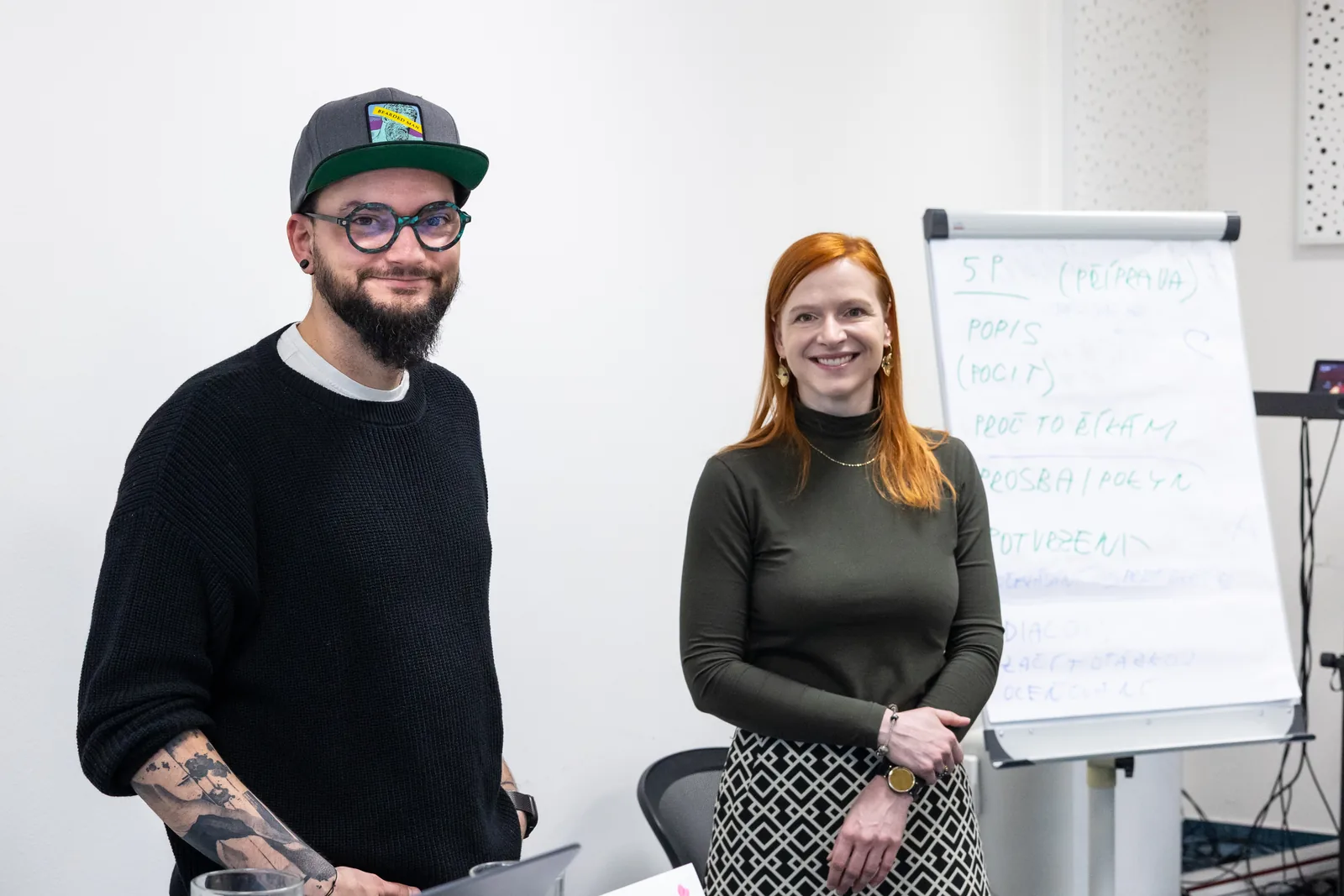 Adrian Raven a Marie Součková u flipchartu na workshopu.