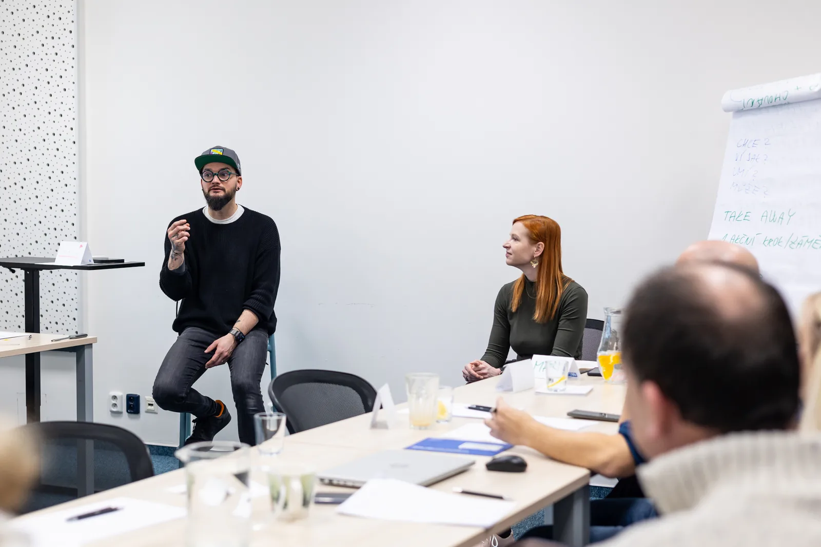 Adrian Raven a Marie Součková vedou diskusi s účastníky workshopu.