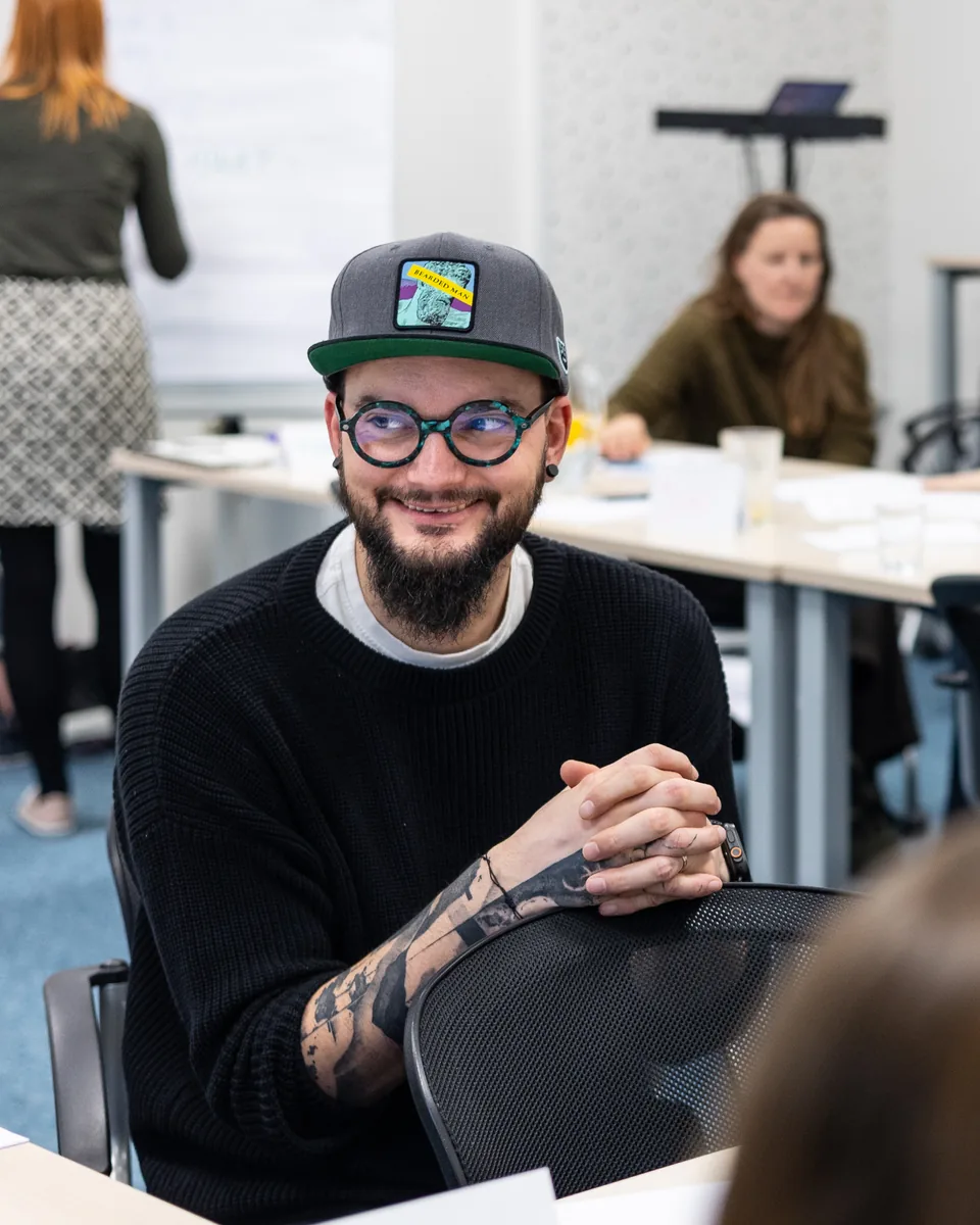 Adrian Raven mezi účastníky workshopu.