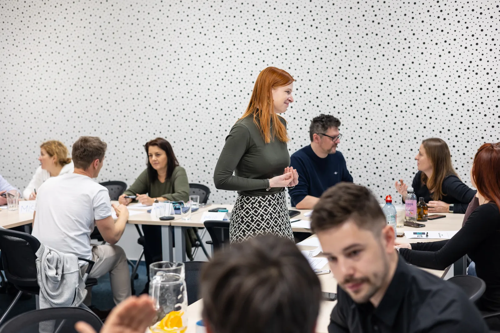 Marie Součková mezi účastníky workshopu při práci ve skupinách.