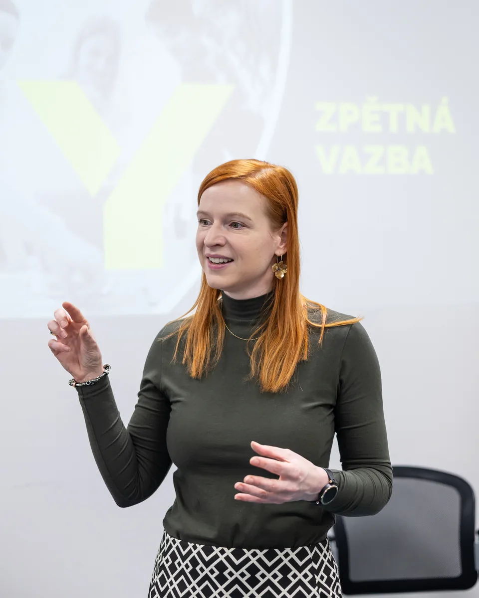Marie Součková při workshopu o zpětné vazbě.