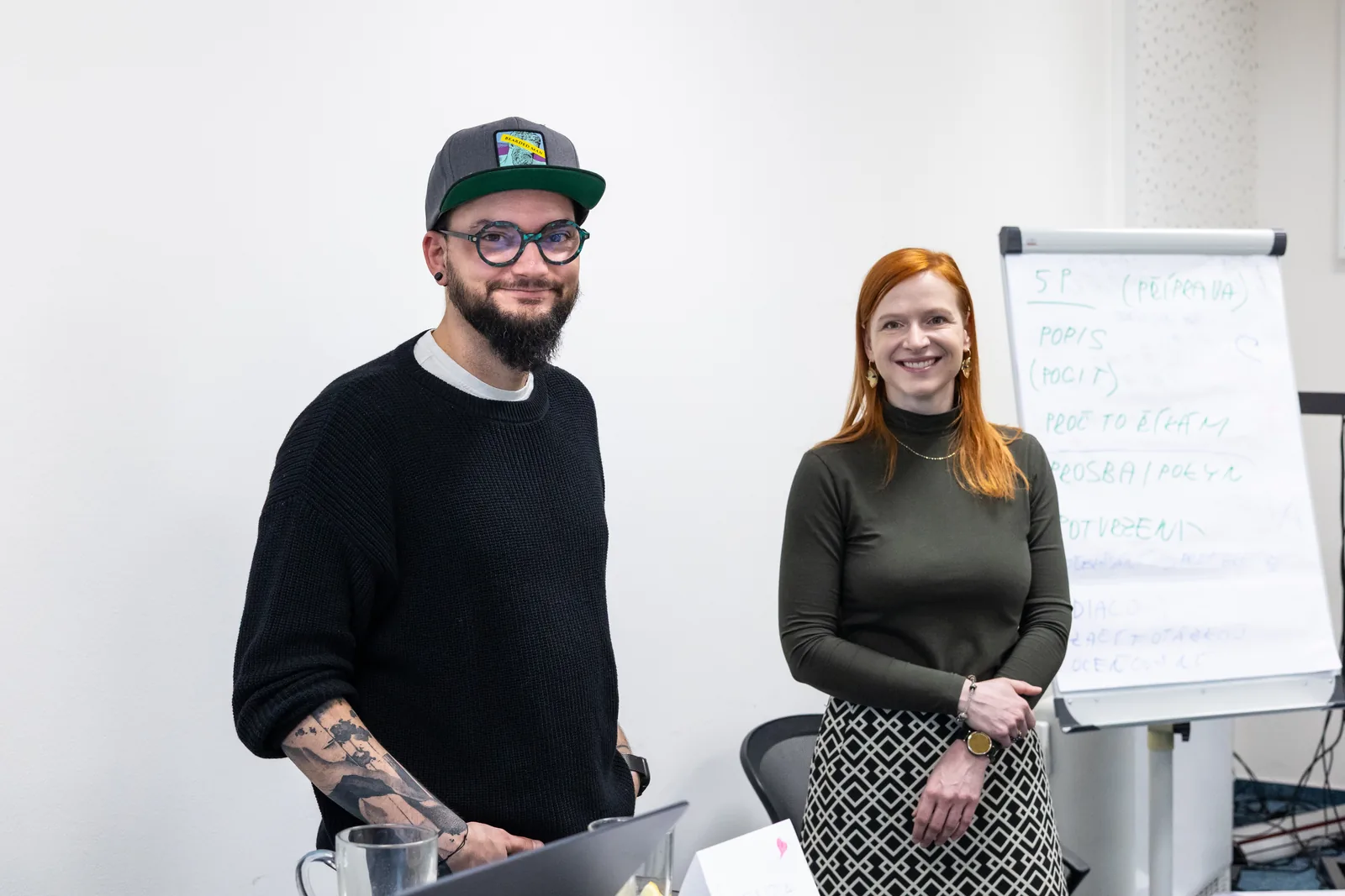 Adrian Raven a Marie Součková před flipchartem během workshopu.