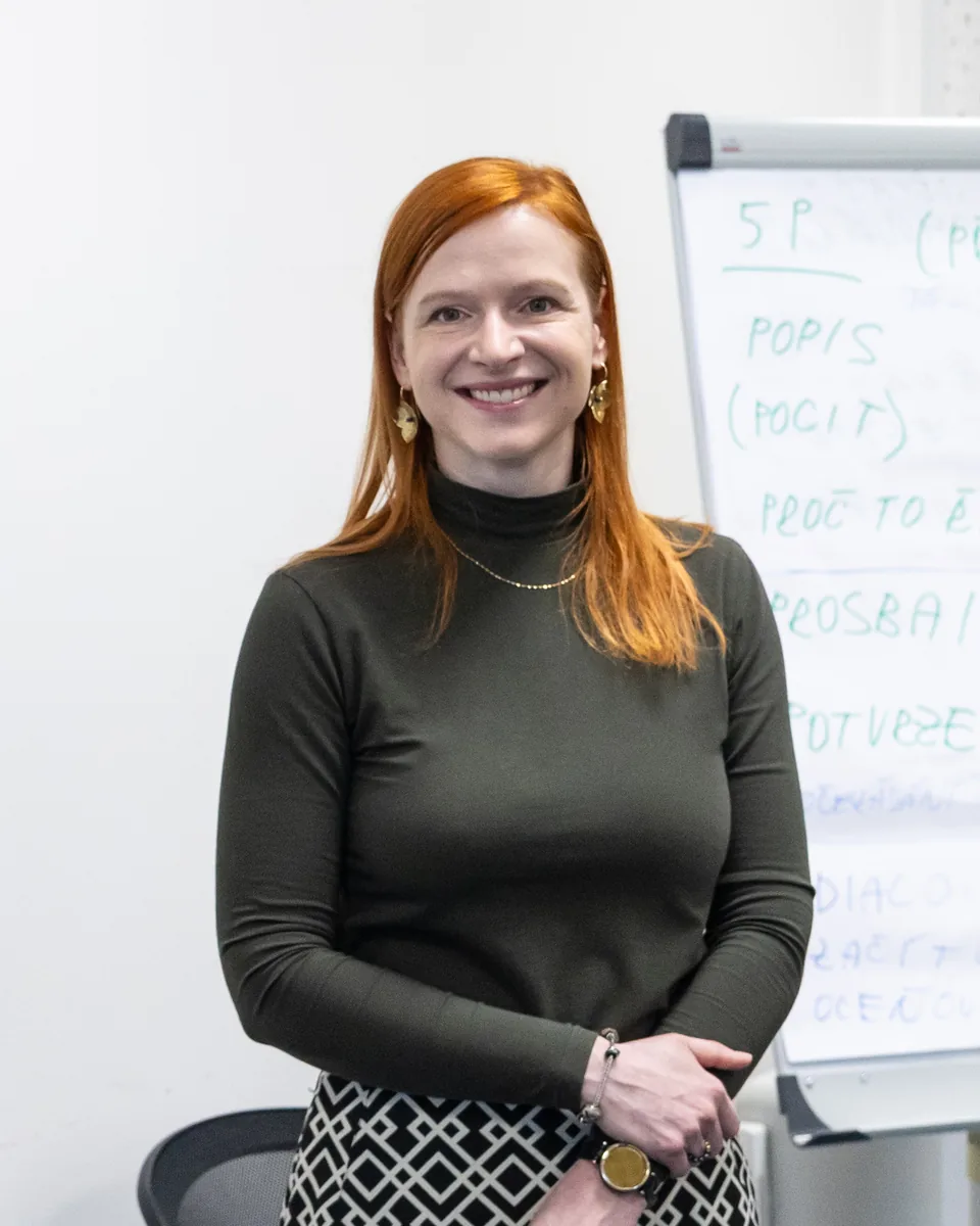Marie Součková u flipchartu během workshopu.